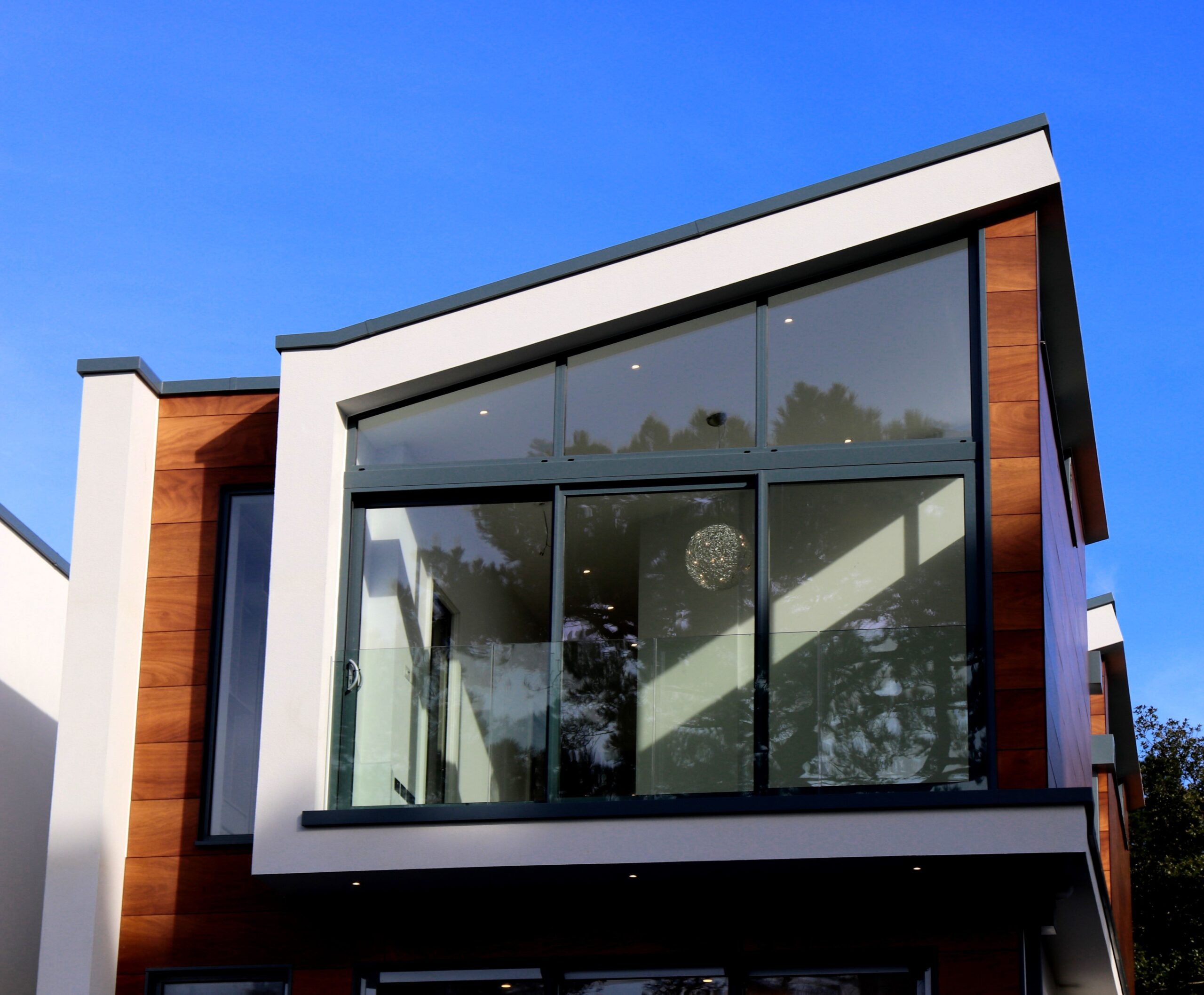 Montaż okien dachowych jako sposób na komfortowe poddasze