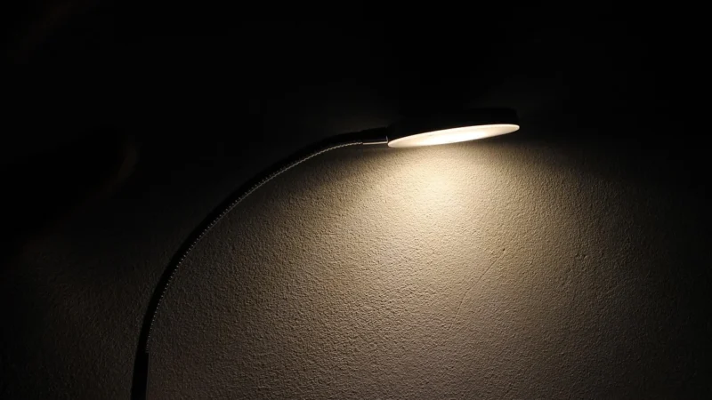 Aromas lampa — stylowe oświetlenie do łazienki z płytkami i armaturą
