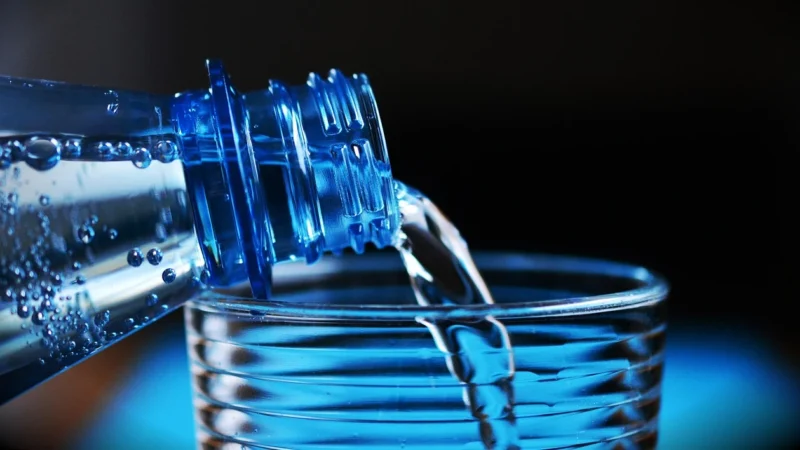 Naturalna woda mineralna – orzeźwienie i jakość na wyciągnięcie ręki