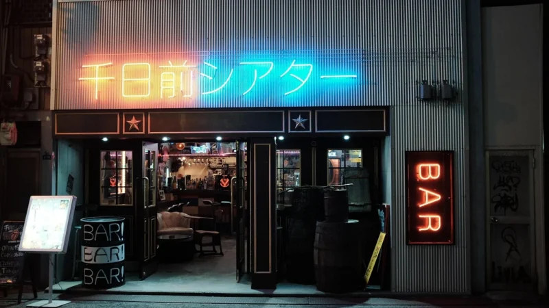 Świecące neony do domu i firmy: trendy oświetleniowe i neon auto